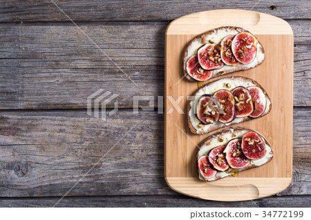 Toast with figs 34772199