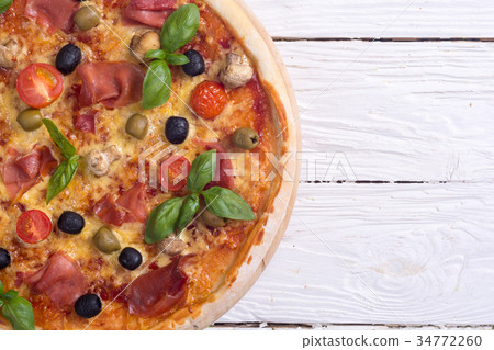 Italian pizza with jamon 34772260