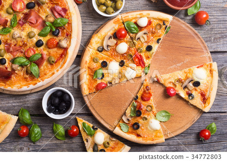 Italian pizza with mozzarella 34772803