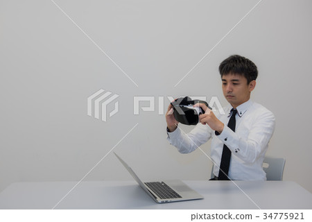 年輕人，書桌工作，商業，VR，VR爬行，VR觀看，VR第一次，西裝， 34775921