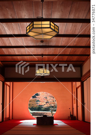 日式房間的舊墓葬和秋葉(光) 日式房間的舊墓葬和秋葉(光) 34776871