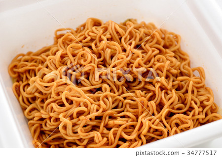 Instant fried noodles 34777517