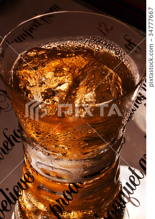 猩紅色威士忌 猩紅色威士忌 34777667