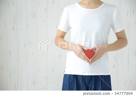 有心臟的婦女在胃 有心臟的婦女在胃 34777804