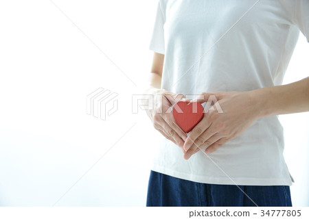 有心臟的婦女在胃 34777805