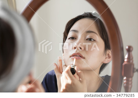 Woman lifestyle makeup 34779285