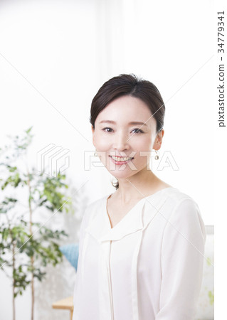 Middle-aged female 34779341