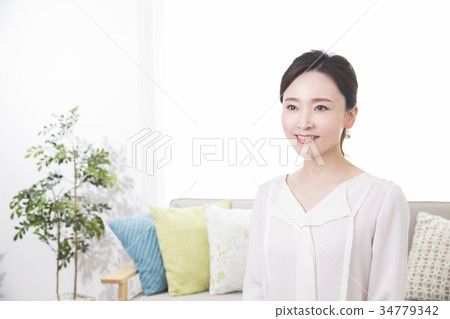 Middle-aged female 34779342