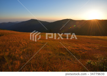 Rising sun and Aizu Komagatake Autumn Aizu Komagatake to Nakamontake 34779630