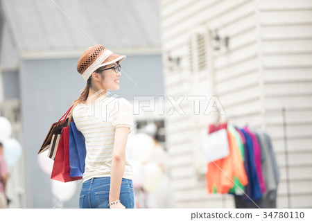 Young Women & Shopping Young Women & Shopping 34780110