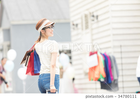 Young Women & Shopping Young Women & Shopping 34780111