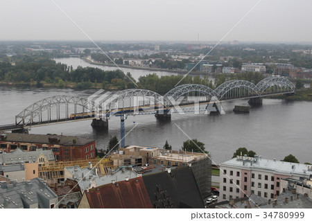 裡加歷史的區世界遺產火車橫穿鐵橋樑拉脫維亞 34780999