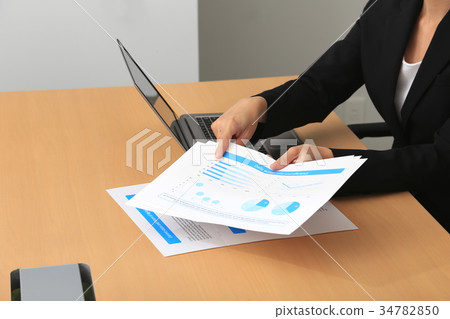 Woman business presentation Woman business presentation 34782850