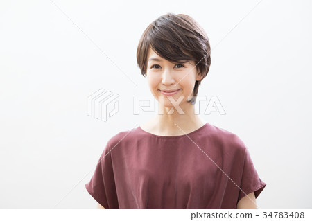 Young woman short hair Young woman short hair 34783408