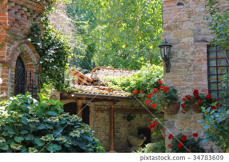 Courtyard of ancient castle in Grazzano Visconti 34783609