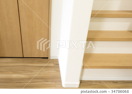 新建的樓梯和樓梯間存儲 新建的樓梯和樓梯間存儲 34786068