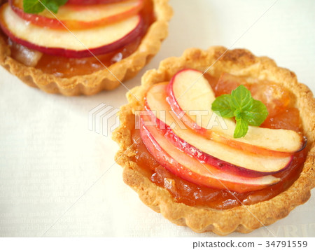 Red ball apple tart (horizontal position high angle) 34791559