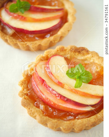 Red ball apple tart (vertical high angle) 34791561