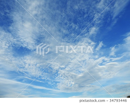 在秋天漂浮在湛藍的天空上的白雲是讓人想起魚的魚。 34793446