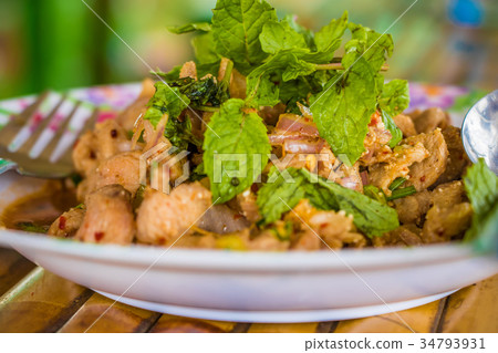 spicy minced beef salad 34793931