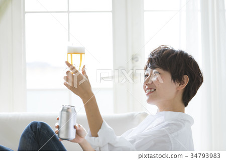 女人的生活方式放鬆啤 女人的生活方式放鬆啤 34793983