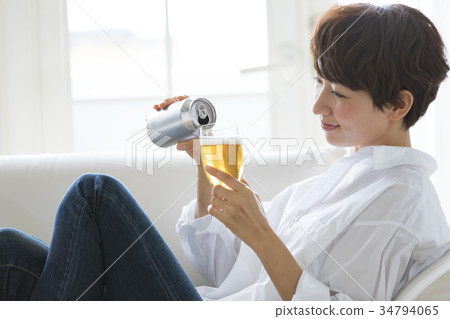 Woman lifestyle relax beer 34794065