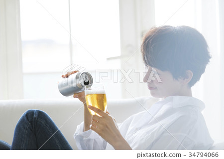 Woman lifestyle relax beer 34794066