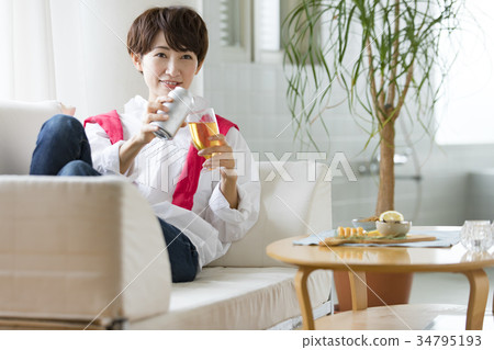 女人的生活方式放鬆啤 女人的生活方式放鬆啤 34795193