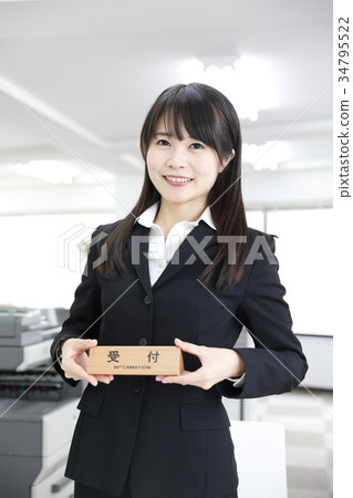 拿著接待員窗口微笑指導支持信息的板材婦女 34795522