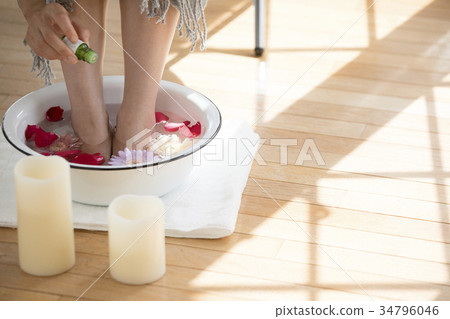 Woman Lifestyle Relax Footbath Woman Lifestyle Relax Footbath 34796046
