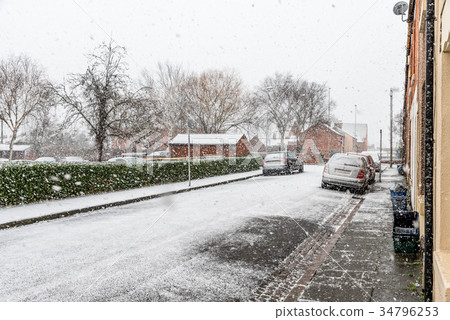 Snow covers England streets 34796253
