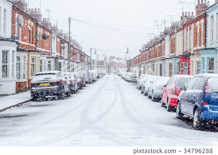 Snow covers England streets 34796288