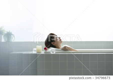 Women's lifestyle Relax bath time 34796673