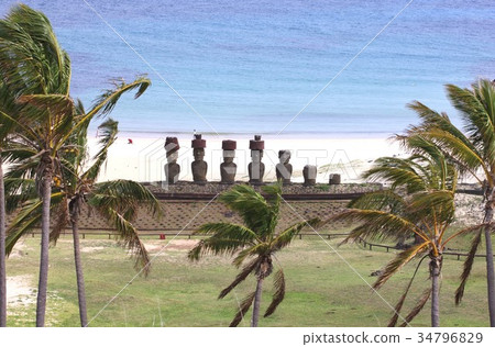 在漂浮在太平洋的複活節島Anakena美麗的海岸的南美Moai雕像在智利附近 34796829