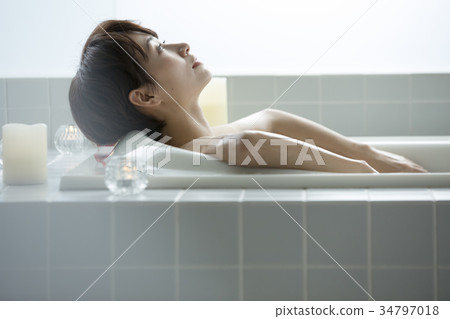 Women's lifestyle Relax bath time 34797018