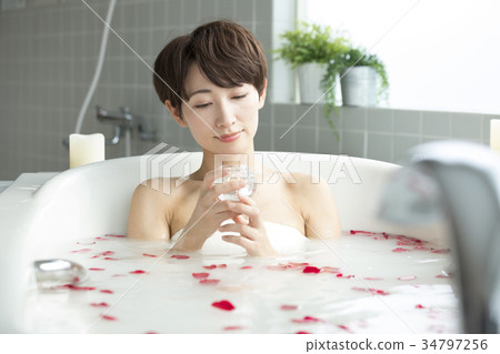 Women's lifestyle Relax bath time Women's lifestyle Relax bath time 34797256