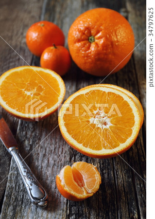 Big oranges and tangerines 34797625
