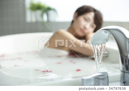 Women's lifestyle Relax bath time 34797636