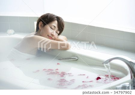Women's lifestyle Relax bath time 34797902