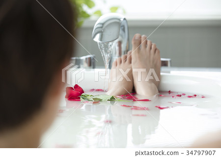 Women's lifestyle Relax bath time 34797907