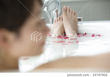 Women's lifestyle Relax bath time 34797908