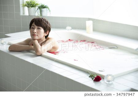 Women's lifestyle Relax bath time 34797947