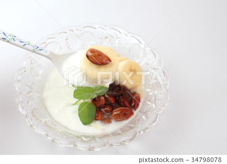 Yogurt with honey nuts and banana 34798078