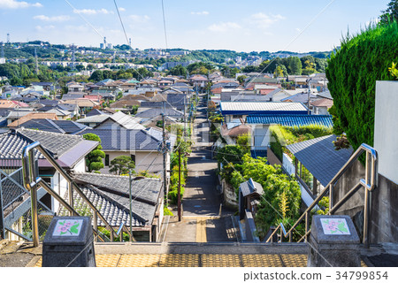 圖庫照片: 一排房子 每扇門 街道