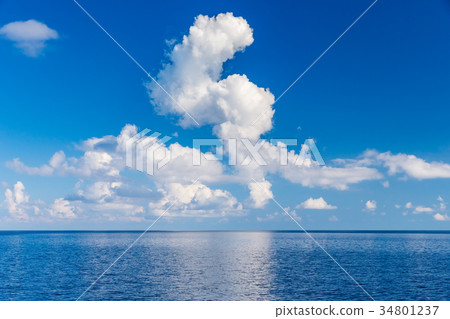 Beautiful clouds over ocean Beautiful clouds over ocean 34801237