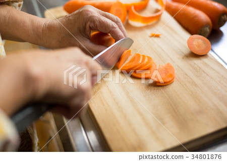 To cut a carrot 34801876
