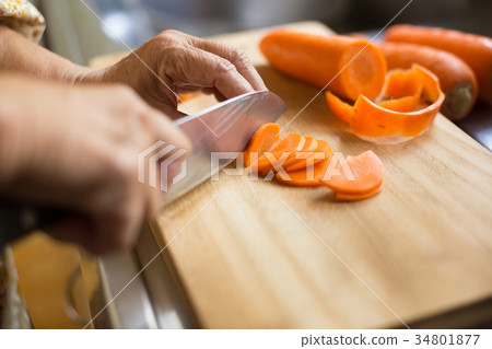 To cut a carrot 34801877