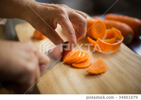 To cut a carrot 34801879