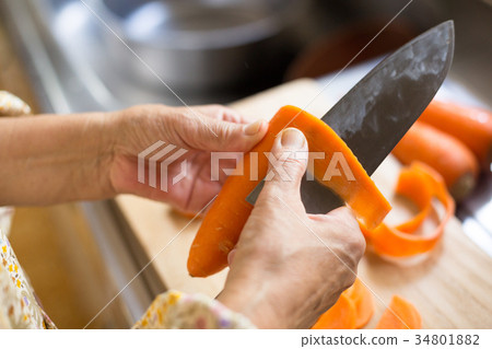 Peel the carrot 34801882