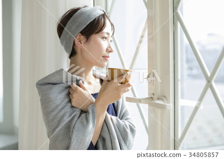 Woman lifestyle relax 34805857